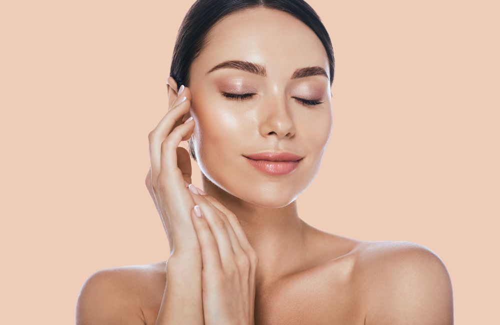 chemical_peel_beauty Close-up of a woman's neck showing visible platysmal bands before treatment.