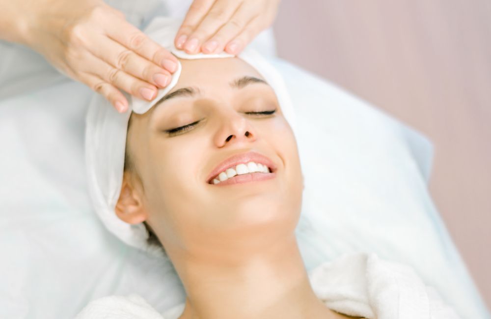 chemical_peel_preparation Side-by-side comparison of a woman's neck before and after platysmal band injections.