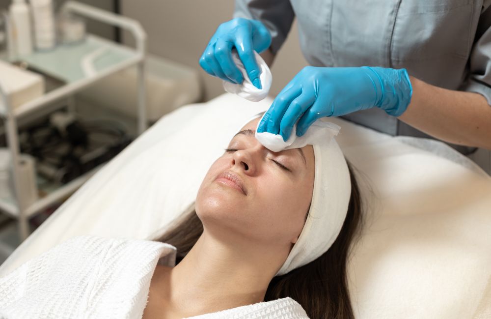 diamond_glow_preparation Side-by-side comparison of a woman's neck before and after platysmal band injections.