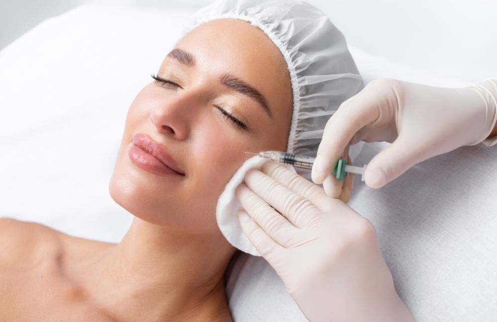 dysport_treatment Side-by-side comparison of a woman's neck before and after platysmal band injections.