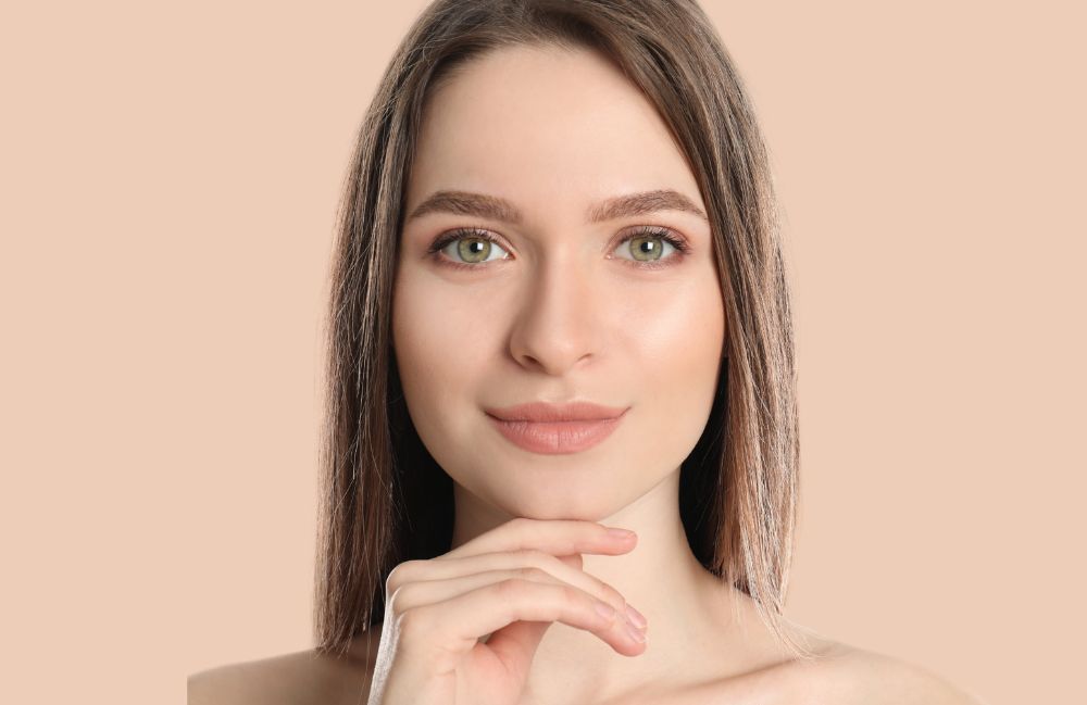 ha_filler_beauty Close-up of a woman's neck showing visible platysmal bands before treatment.