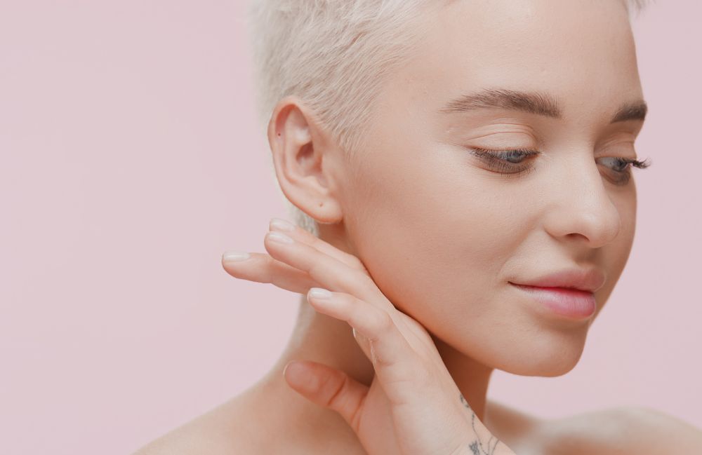 more_prominent_jawlined_after_liquid_jawline_contouring Close-up of a woman's neck showing visible platysmal bands before treatment.