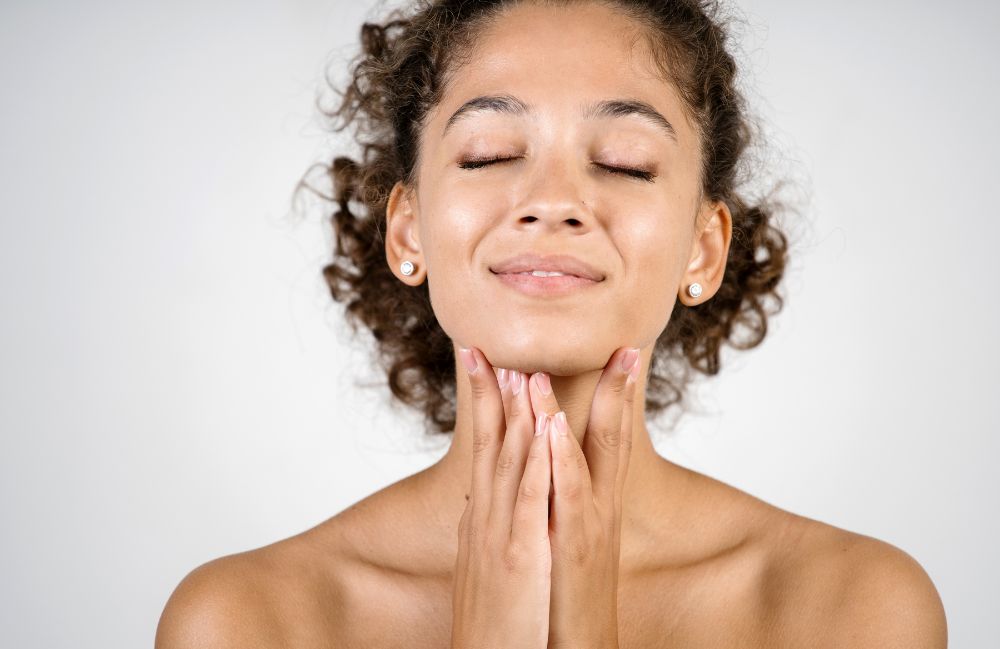 rf-microneedling-skin-tightening Close-up of a woman's neck showing visible platysmal bands before treatment.