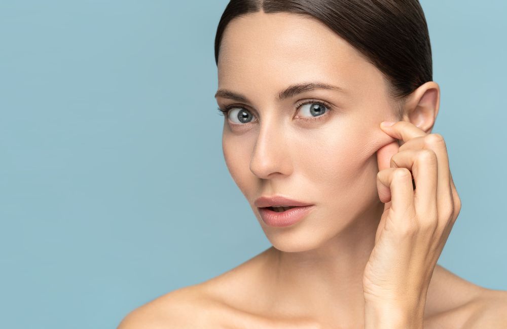 skin-tightening-smooth-face-woman Close-up of a woman's neck showing visible platysmal bands before treatment.