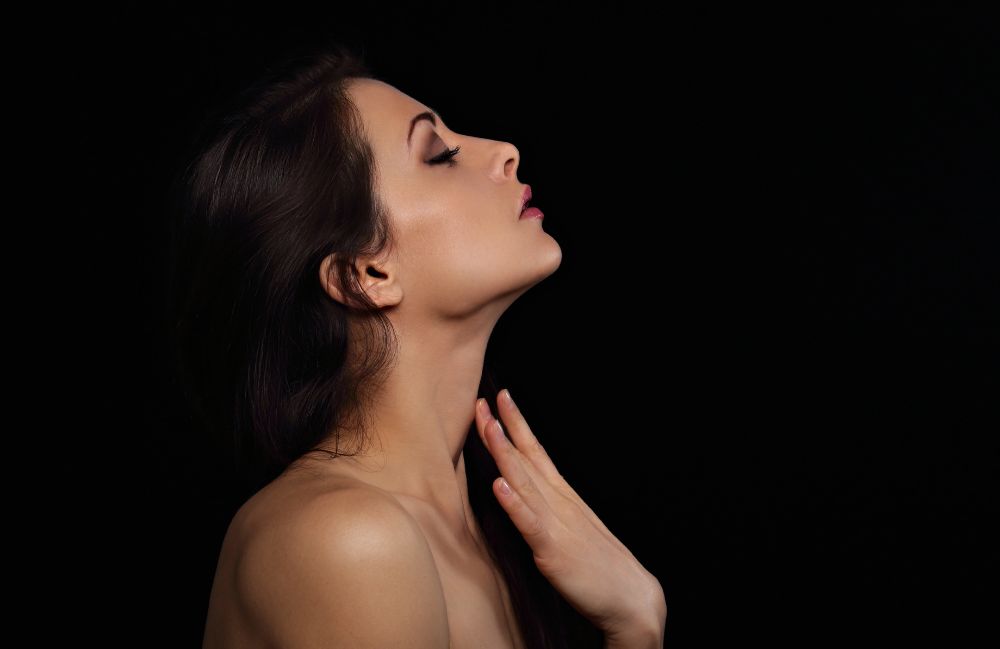 symmetrical_with_facial_balancing Close-up of a woman's neck showing visible platysmal bands before treatment.