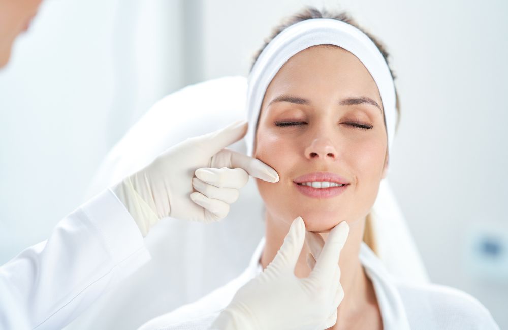 versa_consultation Side-by-side comparison of a woman's neck before and after platysmal band injections.