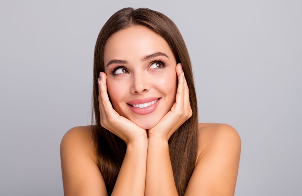 younger_and_fresher_with_botox Close-up of a woman's neck showing visible platysmal bands before treatment.